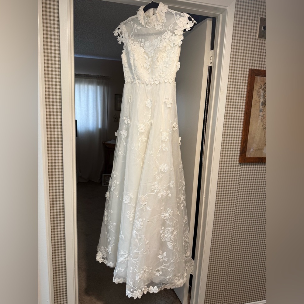 Vintage Ivory Floral Appliqué Wedding Dress